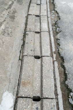 Asfalt yolda beton akıntısı var.