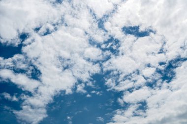 Mavi gökyüzü arkaplanlı beyaz bulut