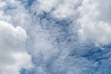 Mavi gökyüzü arkaplanlı beyaz bulut