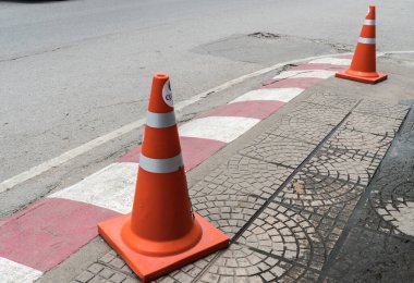 Yolda plastik turuncu koni