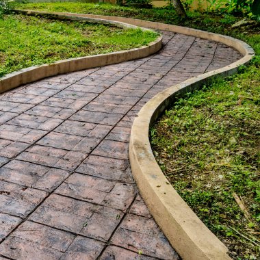 Tekerlekli sandalye için eğri beton rampa