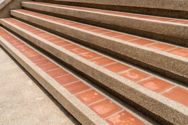 Seramik fayans merdiveni olan beton