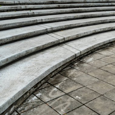 Eğri beton merdiven perspektifi