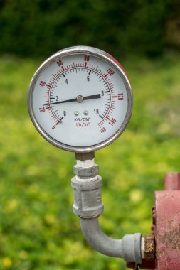 Yeşil bulanık arkaplanda basınç Gage