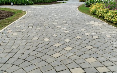 Parkta beton blok yolu
