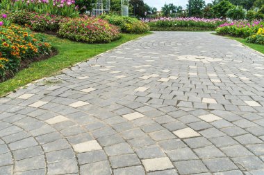 Parkta beton blok yolu