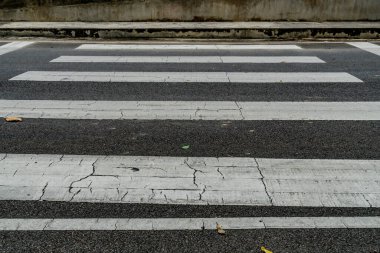 Asfalt yolda beyaz yaya geçidi manzarası