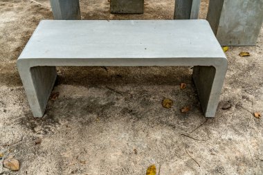 Parkta beton zeminde gri beton bank