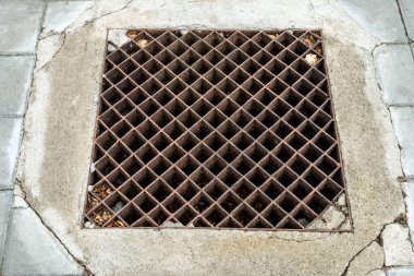 Paslı metal kanal kapağı