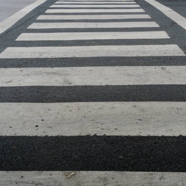 Asfalt yolda beyaz yaya geçidi