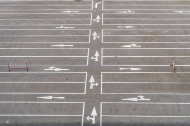 Beyaz ok işaretli boş beton otopark