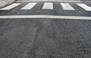 Asfalt yolda beyaz yaya geçidi manzarası