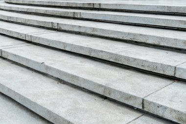 Eğri beton merdiven perspektifi
