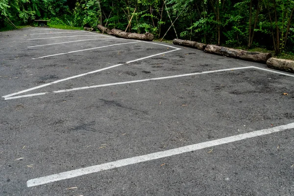 Asfalt Pusty Parking Krzakiem Ogrodzenia — Zdjęcie stockowe