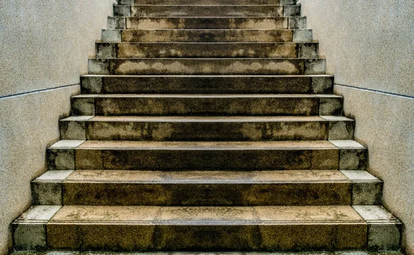 Küçük çakıl desenli merdiveni olan Eski Beton