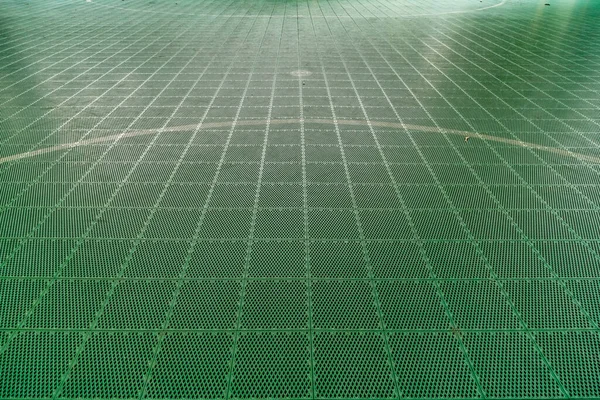 白線のバスケットボールコートの緑のプラスチックタイルの床 — ストック写真