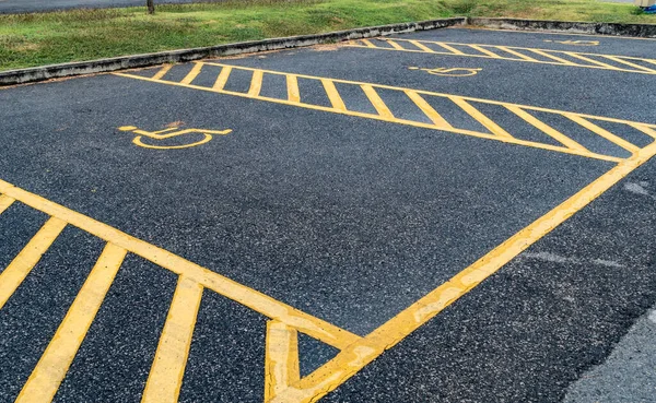 Panneau Handicapés Sur Route Asphaltée Dans Parking — Photo