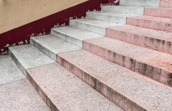砂利質の小さな階段でコンクリート — ストック写真
