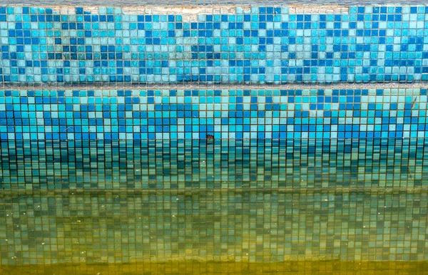 水に青いモザイクの反射 — ストック写真