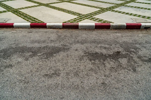 Camino Asfalto Acera Bloque Hormigón Con Bordillo Hormigón Rojo Blanco —  Fotos de Stock