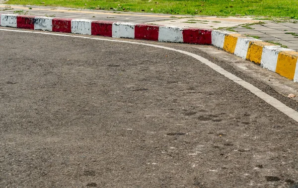 Camino Asfalto Con Señal Tráfico Amarillo Rojo Blanco Acera Bordillo — Foto de Stock