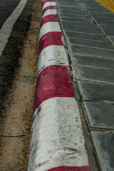 Betongtrottoar Med Röd Och Vit Trottoarkant — Stockfoto