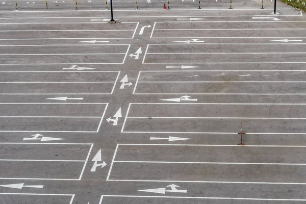 Leerer Betonparkplatz Mit Weißem Pfeilschild — Stockfoto