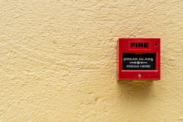 Interruptor Fuego Rojo Pared Hormigón Amarillo —  Fotos de Stock
