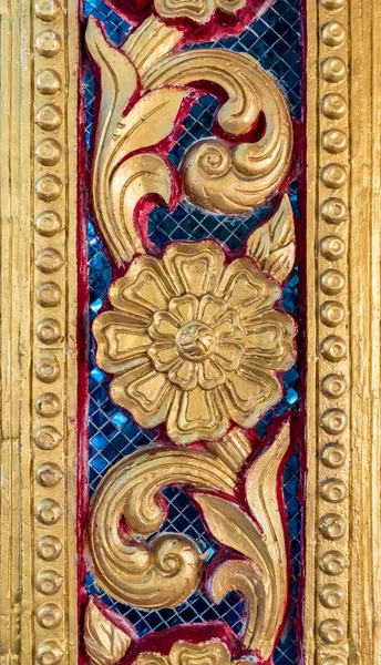 寺院のタイ古代の金石膏スタッコと色ガラス — ストック写真