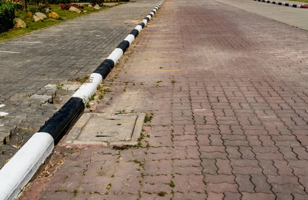 Betonnen Blok Stoep Met Zwart Wit Betonnen Stoeprand — Stockfoto