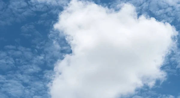 Белое Облако Голубым Небом — стоковое фото