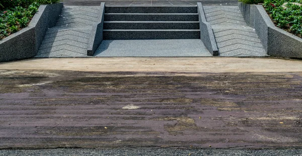 带小砾石结构楼梯和轮椅坡道的混凝土透视 — 图库照片
