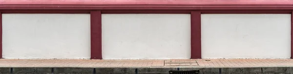 White Concrete Fence Red Frame Concrete Sidewalk — Stock Photo, Image