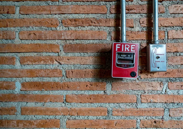 Interruttore Rosso Fuoco Sul Muro Mattoni Marrone — Foto Stock