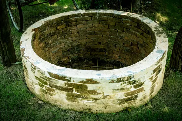 Old Brown Brick Water Well Green Grass — Stock Photo, Image