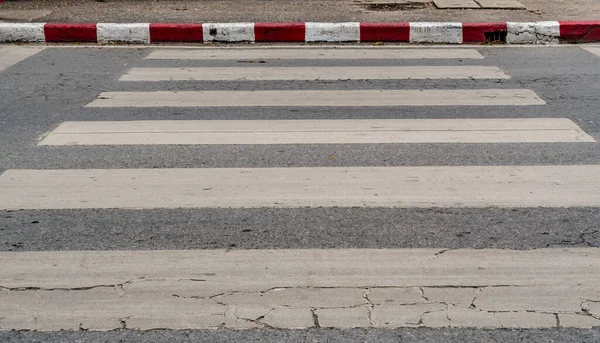 Kaldırımda Kırmızı Beyaz Işareti Olan Asfalt Yolda Boş Yaya Geçidi — Stok fotoğraf