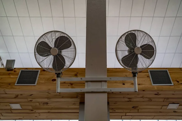 Електричний Вентилятор Сучасній Будівлі — стокове фото