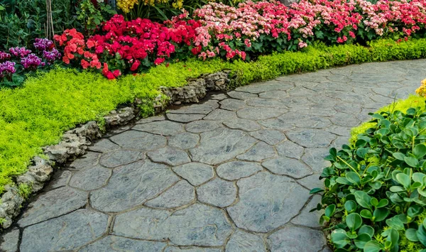 Parktaki Beton Yol Renkli Çiçekler Yeşil Bitkilerle Dolu — Stok fotoğraf