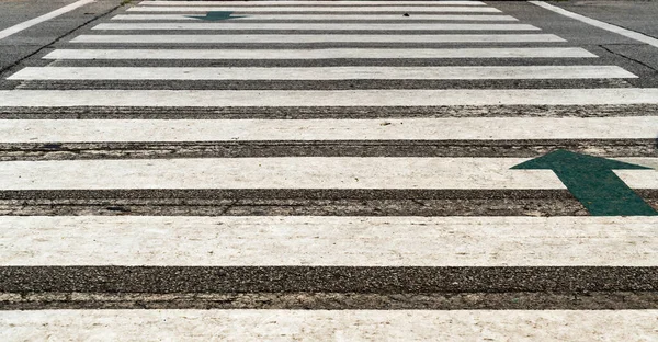 Leerer Weißer Zebrastreifen Auf Asphaltstraße Mit Pfeilschild — Stockfoto