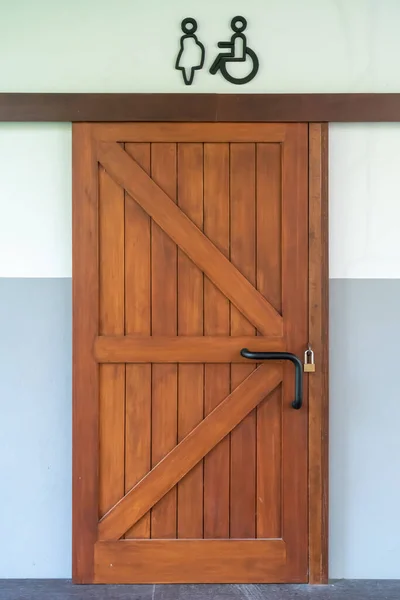 障害者用の看板付きの茶色の木製のドア — ストック写真