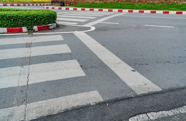 White Crosswalk Asphalt Road Red White Curb — Stock Photo, Image