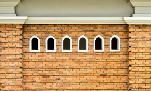 Pequenas Janelas Parede Tijolo Com Parede Concreto Branco — Fotografia de Stock