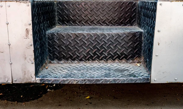 古いバスの錆びた金属製の階段 — ストック写真