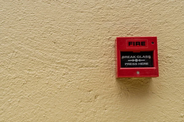 Czerwony Wyłącznik Przeciwpożarowy Żółtej Ścianie Betonu — Zdjęcie stockowe