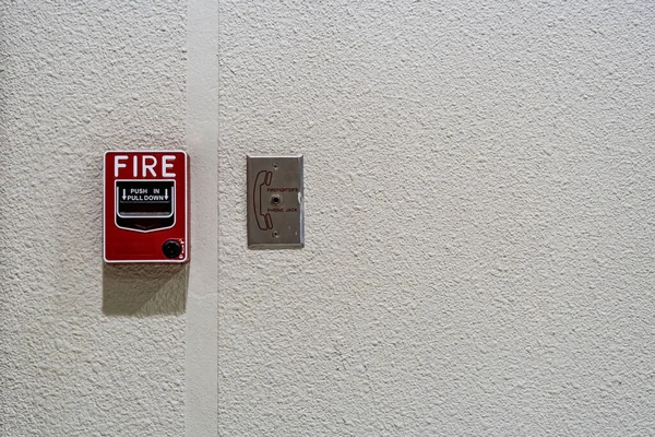 Czerwony Wyłącznik Pożarowy Ścianie Betonu — Zdjęcie stockowe