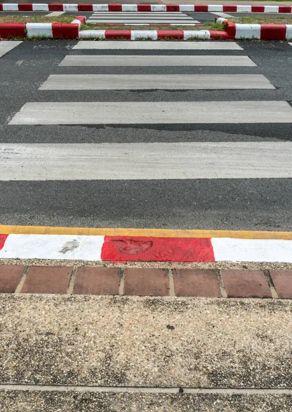 Travesía Vacía Camino Asfalto Con Letrero Rojo Blanco Acera Acera — Foto de Stock