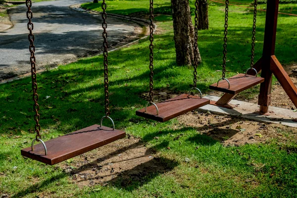 公园里的三个木制秋千 — 图库照片