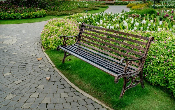Parktaki metal park bankında.