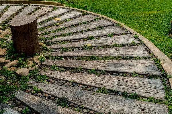 Curva Caminho Madeira Com Gramado Verde Parque — Fotografia de Stock