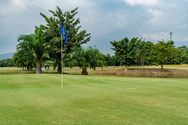 Blauwe Vlag Met Groen Gras Golfbaan — Stockfoto